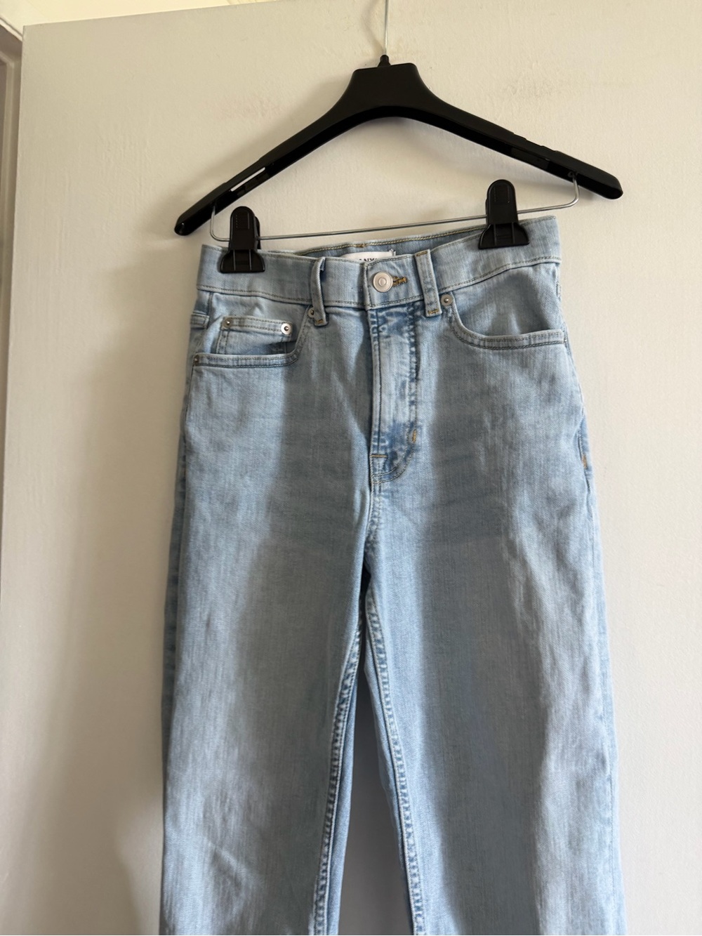 SPANX Lightwash Blue Shaping Denim Slim Straight Leg Jeans size 2 EUC - Picture 3 of 11